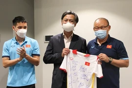 Thầy trò HLV Park đón vị khách đặc biệt tại Australia