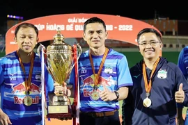 HLV Kiatisak có chức vô địch đầu tiên cùng HAGL