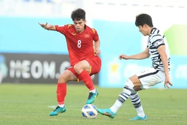 Tiền vệ U23 Việt Nam phải đi kiểm tra doping vì đá quá 'sung'