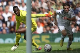 Mendy sai lầm tai hại, Chelsea thua tan nát Leeds