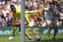 Mendy sai lầm tai hại, Chelsea thua tan nát Leeds