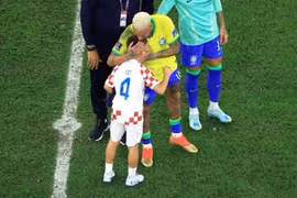 Con trai Perisic đến an ủi Neymar, tạo nên khoảnh khắc tuyệt vời của bóng đá