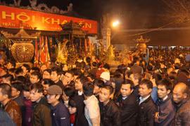 Chùm ảnh: Trắng đêm xin ấn đền Trần