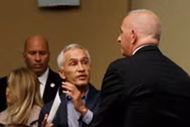 Tỷ phú Donald Trump đuổi phóng viên khỏi phòng họp báo