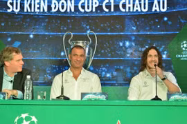 Sang Việt Nam, huyền thoại Barca bị xui... cắt tóc