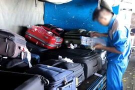 Nhân viên hàng không 'thó' Ipad của khách trong valy bung khóa