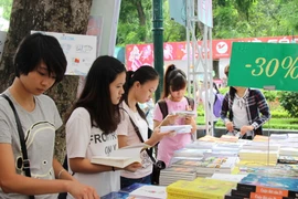 Náo nức tham dự hội chợ sách quốc tế 2015