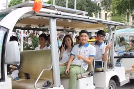 Hàng trăm sinh viên truyền đi thông điệp Ngày Du lịch Thế giới 