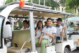 Hàng trăm sinh viên truyền đi thông điệp Ngày Du lịch Thế giới 