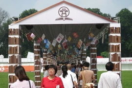 Hoàng thành Thăng Long "khai hội" cho người yêu sách