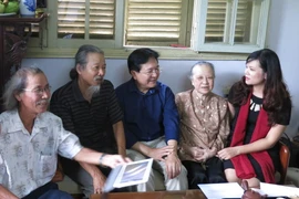 Thứ trưởng Bộ VH-TT&DL đến thăm gia đình nhạc sỹ Văn Cao