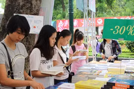 Náo nức tham dự hội chợ sách quốc tế 2015