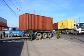 Người đàn ông tử vong thương tâm dưới bánh xe container
