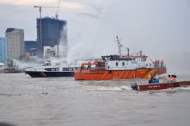 Diễn tập ứng cứu 2 tàu vận chuyển hàng trăm hành khách đâm va, nổ trên sông