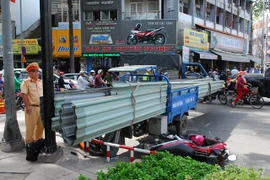 Xe ba gác chở tôn lại gây họa, 2 người nhập viện