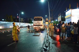 Xe khách gắn biển số nước ngoài cán chết người phụ nữ trong mưa