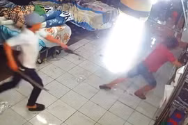 Giang hồ truy sát ở shop bán quần áo, 1 thanh niên bị chém trọng thương
