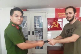 Vừa giật điện thoại của du khách Mỹ liền bị cảnh sát đặc nhiệm truy đuổi