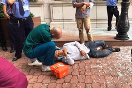 Nam công nhân rơi từ trên cao xuống đất tại trung tâm mua sắm Diamond Plaza