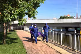 Đi tập thể dục phát hiện thi thể nữ giới trôi dưới kênh