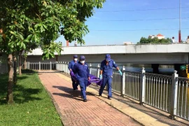 Đi tập thể dục phát hiện thi thể nữ giới trôi dưới kênh