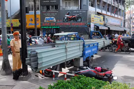 Xe ba gác chở tôn lại gây họa, 2 người nhập viện