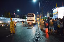 Xe khách gắn biển số nước ngoài cán chết người phụ nữ trong mưa