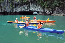 Dịch vụ chèo thuyền kayak bị cấm trên vịnh Hạ Long