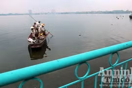 Sửng sốt về chuyện đập đá vá... hồ Tây