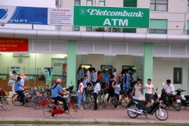 Tiền về tài khoản, công nhân ồ ạt rút