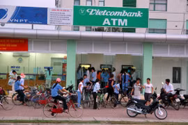 Tiền về tài khoản, công nhân ồ ạt rút