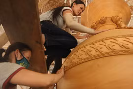 "Nhập hồn" để thiếu nữ bước ra từ... gỗ