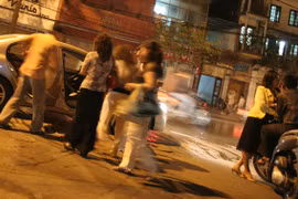 Quý bà đi ... "săn" trai