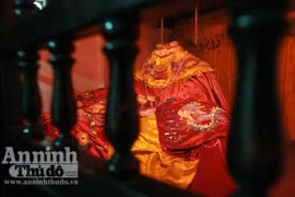 Chuyện chưa biết về tảng đá hình người lớn lên từng ngày