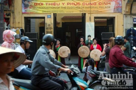 “Mời trầu” loan phượng giữa… phố