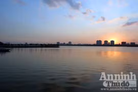 Lấp lánh làng “vàng” bên hồ thiêng