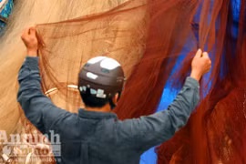 Bất thành chuyện mua bán, bị thần ngư phỉ nước vào mặt