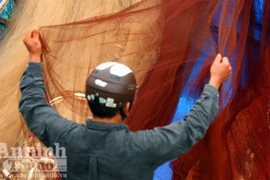 Bất thành chuyện mua bán, bị thần ngư phỉ nước vào mặt