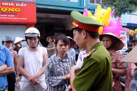 Bị giết hụt, trâu "nổi điên" húc người giữa chợ