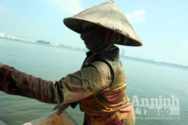 Người đàn bà 17 năm cặm cụi mò “tiền” dưới đáy hồ Tây
