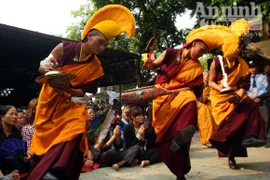 Hàng nghìn người bị hút hồn bởi điệu múa kim cương