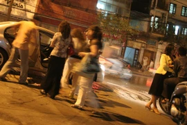 Quý bà đi ... "săn" trai