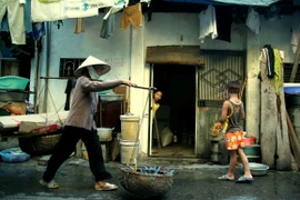 Ngõ tối giữa ban ngày trong lòng phố cổ