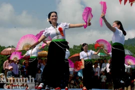 Những vòng xòe làm lòng người nghiêng ngả