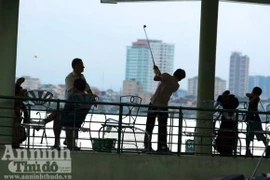 Giải mã về “sân” golf trên mặt nước và chuyện... hết thiêng của hồ Tây