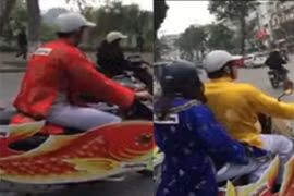 Táo quân phiên bản thực "lượn" quanh Hồ Hoàn Kiếm