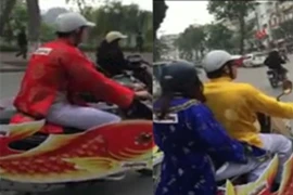 Táo quân phiên bản thực "lượn" quanh Hồ Hoàn Kiếm