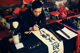 Nắng đẹp, phố ông đồ ở hồ Văn vẫn chưa đông