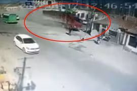 Kinh hoàng xe "điên" san bằng 3 ngôi nhà trong tích tắc, 5 người thiệt mạng