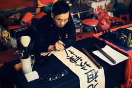 Nắng đẹp, phố ông đồ ở hồ Văn vẫn chưa đông